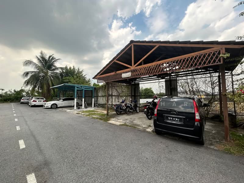 Terraced House for Sale in Taman Bukit Subang (Shah Alam) - Johary Adzhar - Car Park - PropertyGuru.com.my
