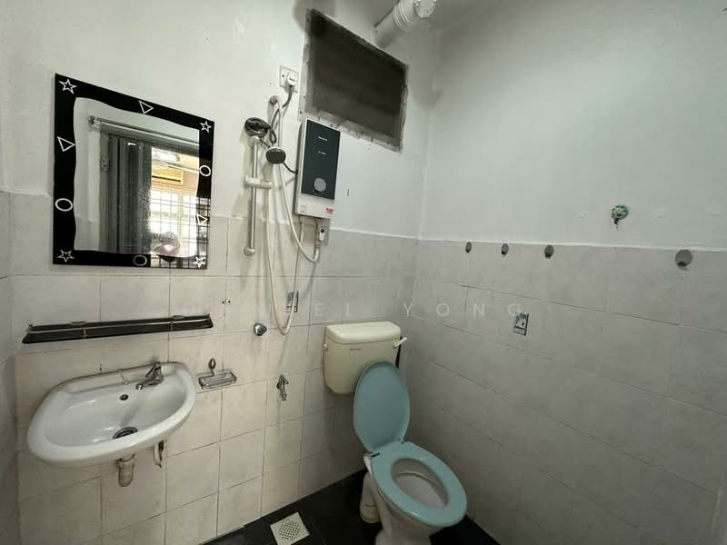 Pangsapuri untuk Dijual di Villa Krystal @ Bandar Selesa Jaya - Daniel Yong - Bathroom - PropertyGuru.com.my