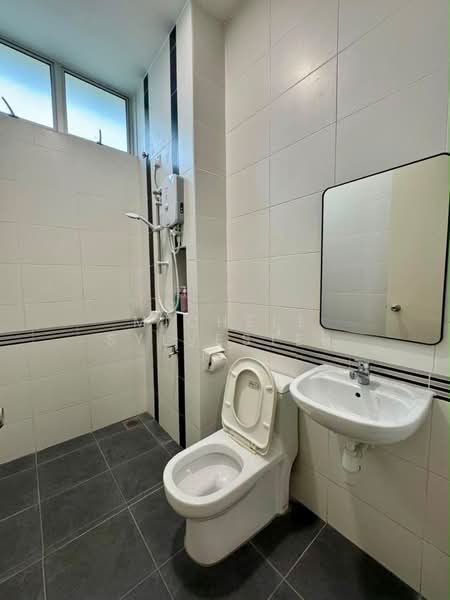 Rumah Teres 3 Tingkat untuk Dijual di Taman Mount Austin (Tebrau) - Michele Sylvester - Bathroom - PropertyGuru.com.my