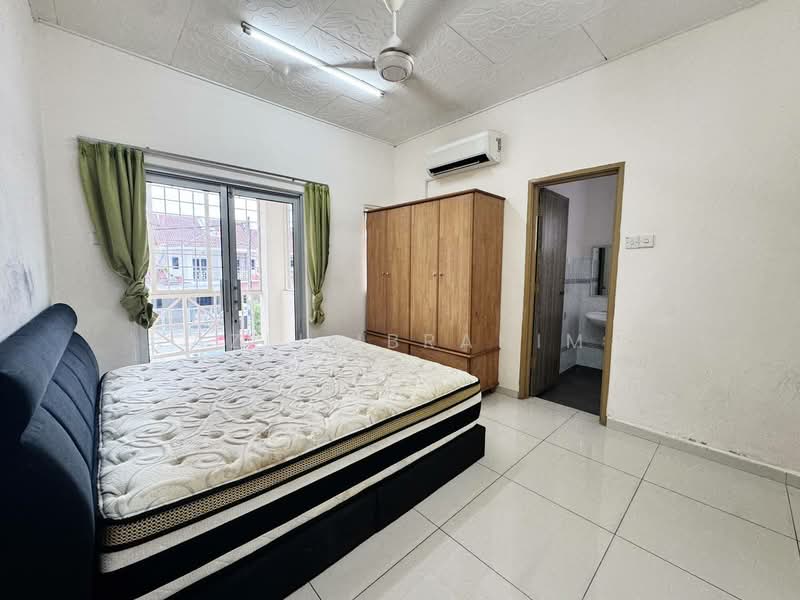 Rumah Teres 2 Tingkat untuk Dijual di Seksyen 7 (Bangi) - Azli Ibrahim - Bedroom - PropertyGuru.com.my