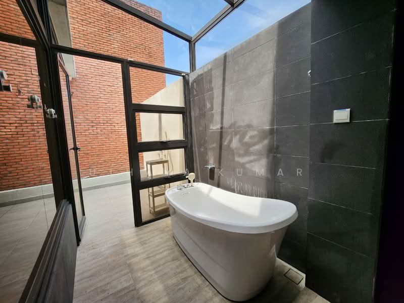 Banglo Pautan untuk Disewa di Taman Villa Senja (Rawang) - Uthaya Kumar - Bathroom - PropertyGuru.com.my