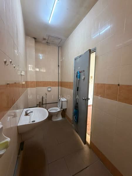 Rumah Teres 2 Tingkat untuk Dijual di Taman Damansara Aliff (Tampoi) - Melinda Ee - Bathroom - PropertyGuru.com.my