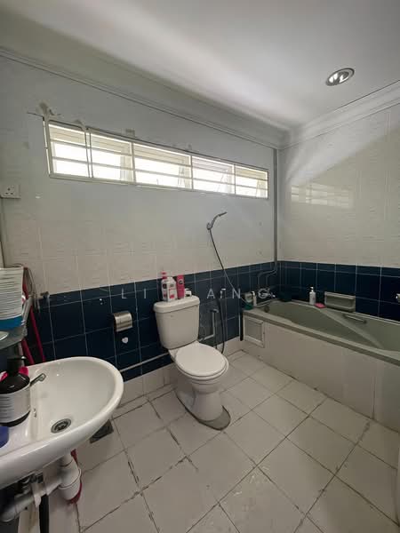 Rumah Berkembar untuk Dijual di Reservoir Garden (Ayer Itam) - Li Fang - Bathroom - PropertyGuru.com.my