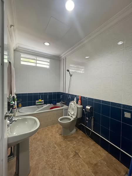 Rumah Berkembar untuk Dijual di Reservoir Garden (Ayer Itam) - Li Fang - Bathroom - PropertyGuru.com.my