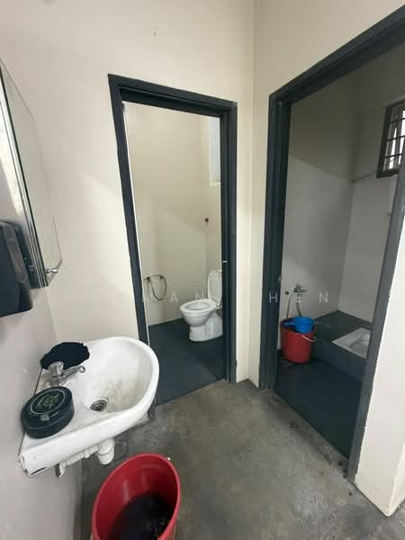 Kedai untuk Disewa di Pusat Perdagangan Danga Utama (Johor Bahru) - Herman Chen - Bathroom - PropertyGuru.com.my