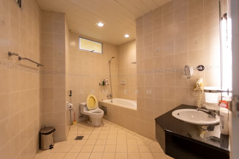 Kondominium untuk Dijual di Gurney Palace - Sam Kam - Bathroom - PropertyGuru.com.my