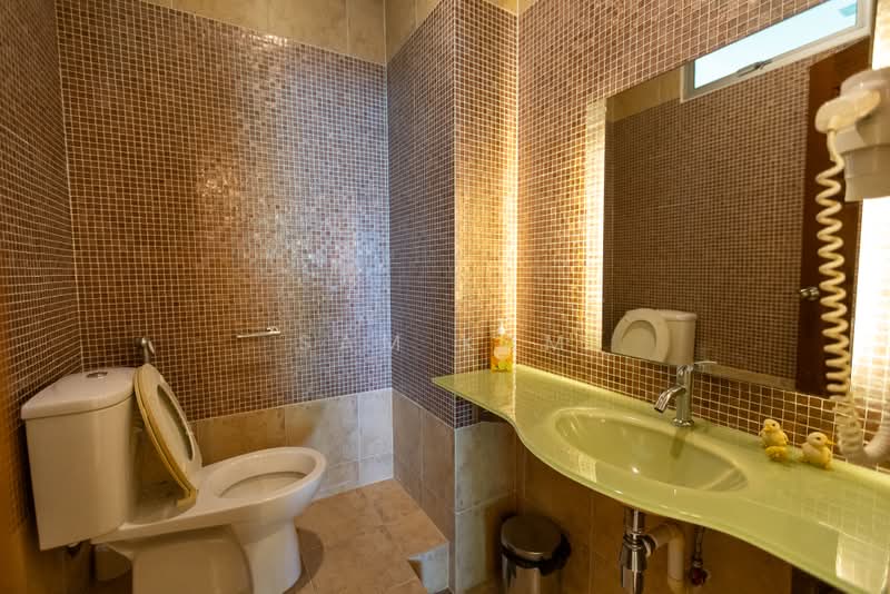 Kondominium untuk Dijual di Gurney Palace - Sam Kam - Bathroom - PropertyGuru.com.my