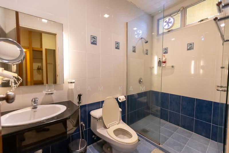 Kondominium untuk Dijual di Gurney Palace - Sam Kam - Bathroom - PropertyGuru.com.my