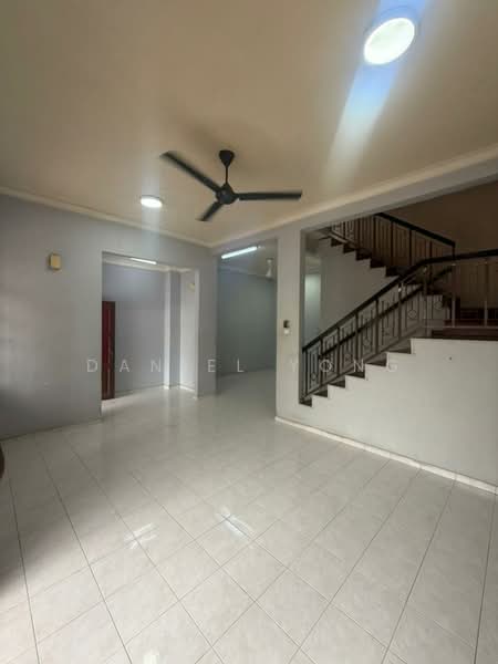 Rumah Teres 2 Tingkat untuk Dijual di Taman Damansara Aliff (Tampoi) - Daniel Yong - Living Room - PropertyGuru.com.my