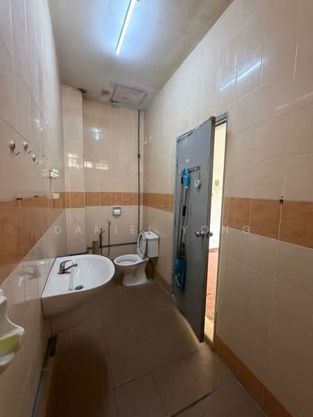 Rumah Teres 2 Tingkat untuk Dijual di Taman Damansara Aliff (Tampoi) - Daniel Yong - Bathroom - PropertyGuru.com.my