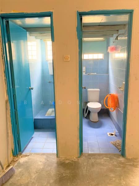Kedai untuk Disewa di Bandar Putra Permai (Seri Kembangan) - Brandon Yee - Bathroom - PropertyGuru.com.my