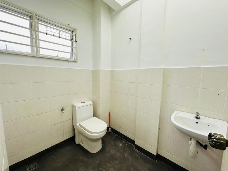 Rumah Teres 2-Tingkat untuk Dijual di Taman Rawang Tin (Rawang) - Danny Wong - Bathroom - PropertyGuru.com.my