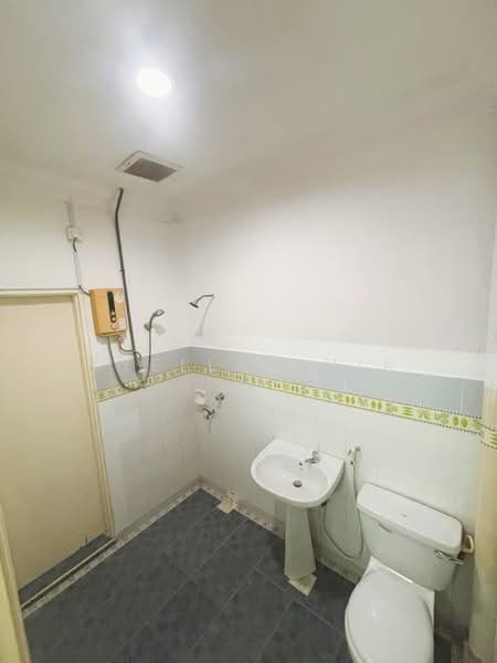 Rumah Teres 2 Tingkat untuk Disewa di Permas Jaya (Johor) - Stella Chia - Bathroom - PropertyGuru.com.my