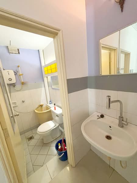 Rumah Teres 2 Tingkat untuk Disewa di Permas Jaya (Johor) - Stella Chia - Bathroom - PropertyGuru.com.my