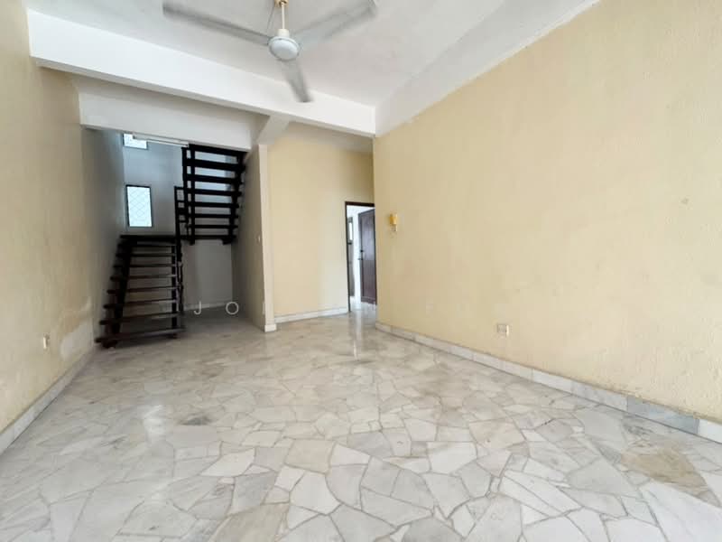 3-storey Terraced House for Sale in Batu Ferringhi (Penang) - Jordan Foo - Living Room - PropertyGuru.com.my