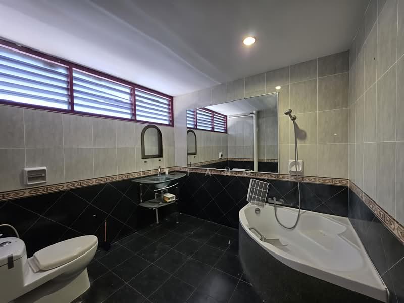 Rumah Berkembar untuk Dijual di Batu Uban (Gelugor) - Li Fang - Bathroom - PropertyGuru.com.my