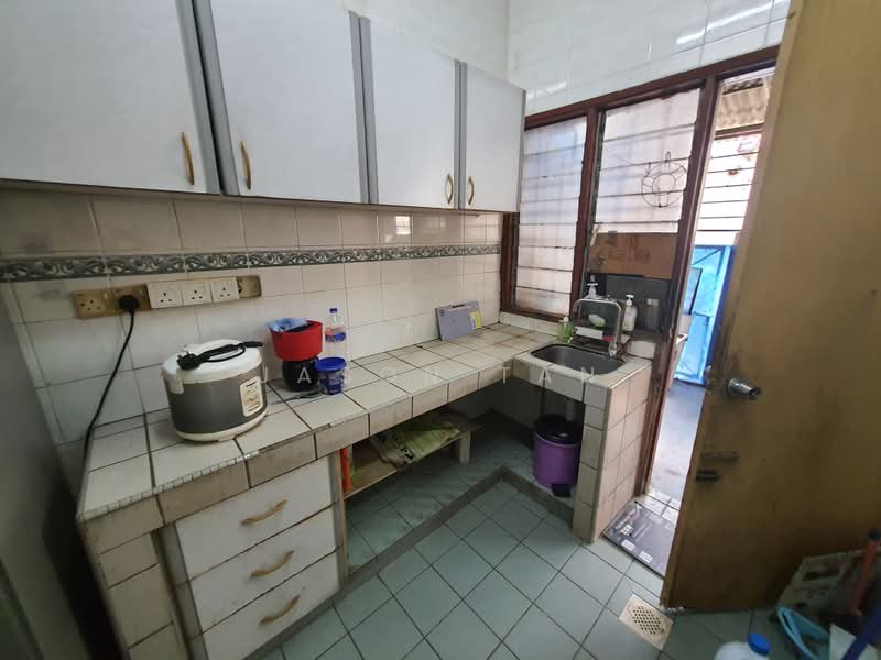 2-storey Terraced House for Sale in TAMAN PUCHONG UTAMA (Puchong) - Jason Tan - Kitchen - PropertyGuru.com.my