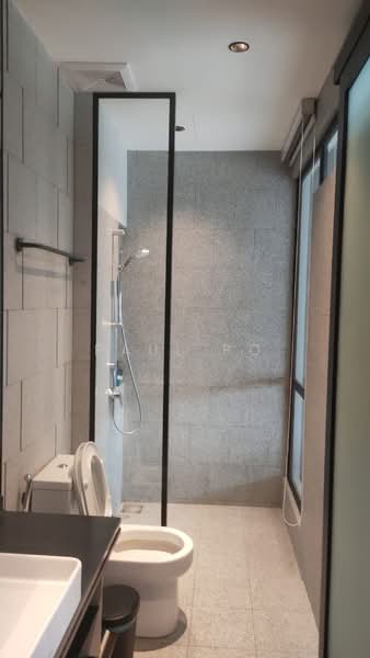 Servis Apartment untuk Disewa di Scarletz Suites @ KL City Centre - Paul Po - Bathroom - PropertyGuru.com.my