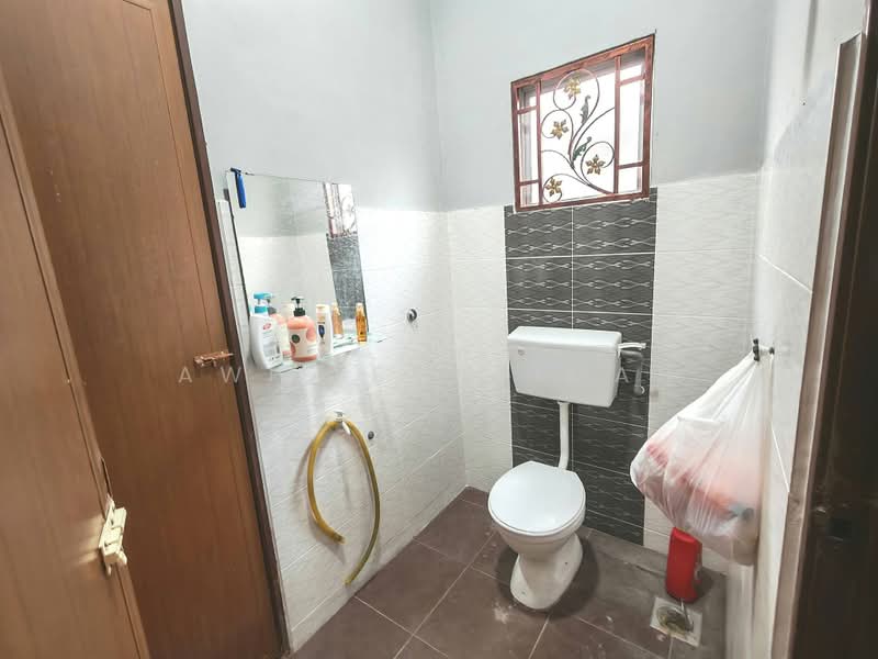 Semi-Detached House for Sale in Taman Desa Melor (Serendah) - Awie Shariman - Bathroom - PropertyGuru.com.my
