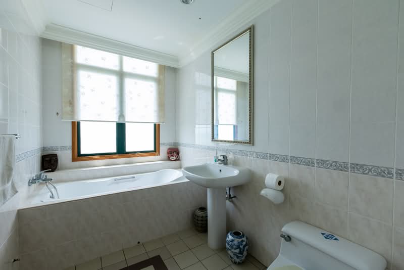 Kondominium untuk Dijual di Sri Golden Bay Condominium - Sam Kam - Bathroom - PropertyGuru.com.my