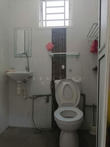 Rumah Teres 2 Tingkat untuk Disewa di Taman Sri Putra Mas (Sungai Buloh) - Geraldine Chan - Bathroom - PropertyGuru.com.my
