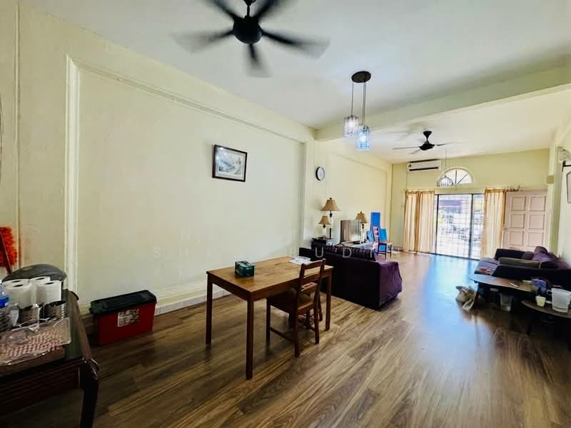 1-storey Terraced House for Sale in Seksyen 4 (Kota Damansara) - Nahathir Shahabudin - Living Room - PropertyGuru.com.my