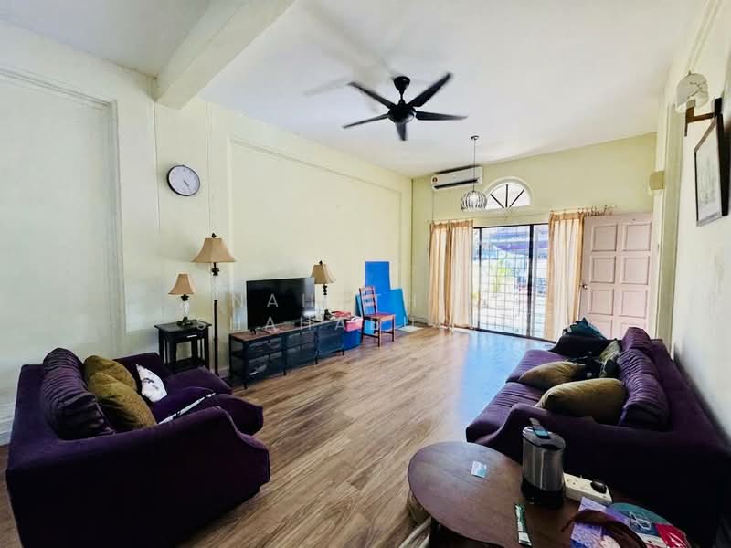 1-storey Terraced House for Sale in Seksyen 4 (Kota Damansara) - Nahathir Shahabudin - Living Room - PropertyGuru.com.my