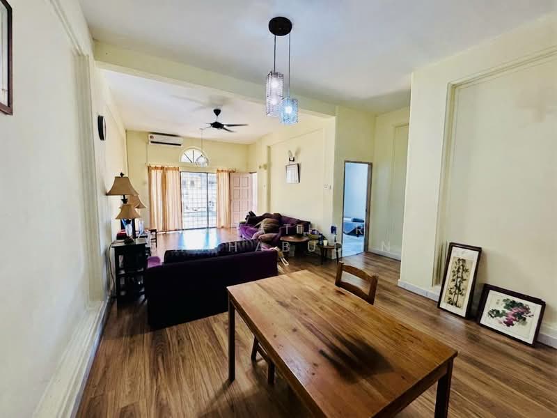1-storey Terraced House for Sale in Seksyen 4 (Kota Damansara) - Nahathir Shahabudin - Living Room - PropertyGuru.com.my