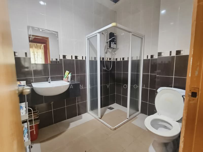Rumah Berkembar untuk Dijual di Seksyen 9 (Shah Alam) - Stanley Ooi - Bathroom - PropertyGuru.com.my
