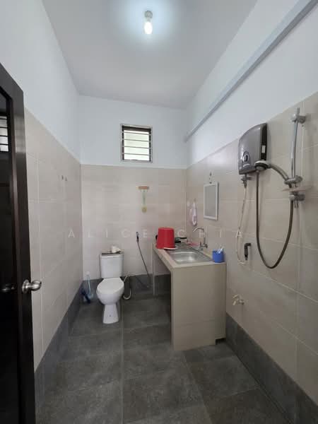Semi-Detached House for Sale in Taman Mutiara Rini (Skudai) - Alice Chia - Bathroom - PropertyGuru.com.my