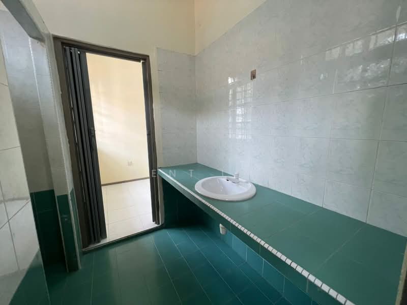 Rumah Teres 2 Tingkat untuk Disewa di Taman Rinting (Masai) - Kent Loi - Bathroom - PropertyGuru.com.my