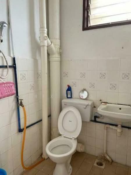 Pangsapuri untuk Dijual di Desa Bistari - Rex Tung - Bathroom - PropertyGuru.com.my