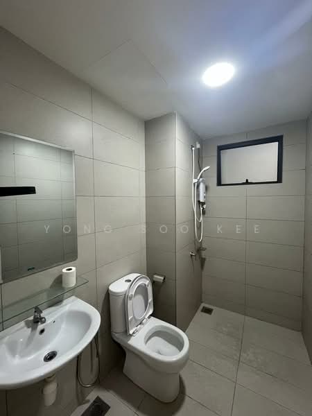 Servis Apartment untuk Disewa di Woodsbury Suites - Yong Soo Kee - Bathroom - PropertyGuru.com.my
