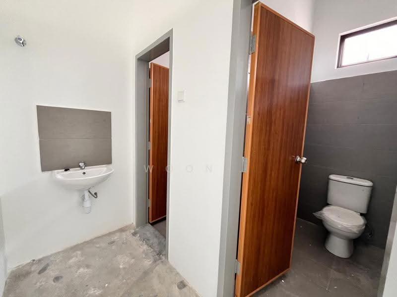 Shop for Rent in Bandar Botani Parkland (Jasin) - Woon . - Bathroom - PropertyGuru.com.my