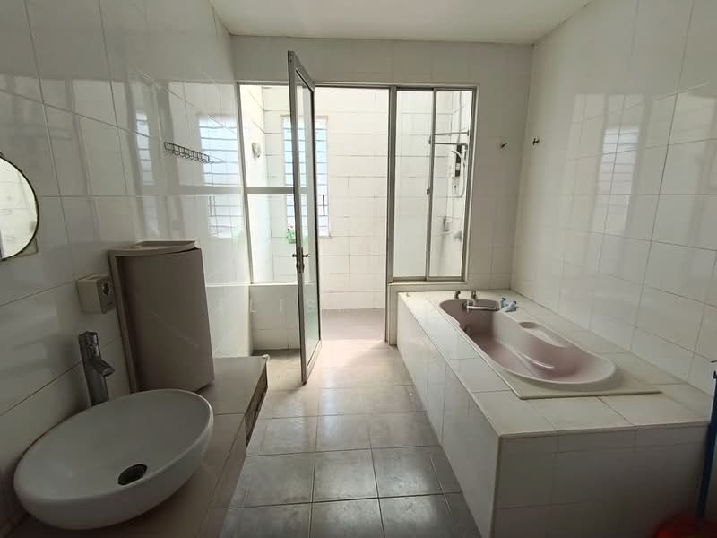 Semi-Detached House for Sale in Anggun (Rawang) - Elisa Yap - Bathroom - PropertyGuru.com.my