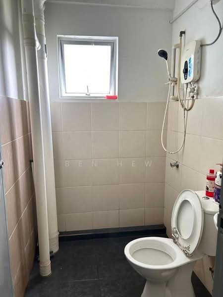Pangsapuri untuk Dijual di Pangsapuri Suria 1 Batu Kawan - Ben Hew - Bathroom - PropertyGuru.com.my