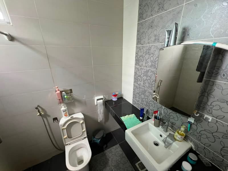 Rumah Kluster untuk Dijual di Taman Gaya (Ulu Tiram) - JAN AU - Bathroom - PropertyGuru.com.my