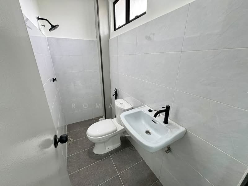 Rumah Teres 2 Tingkat untuk Dijual di Bukit Beruntung (Selangor) - Roman Yap - Bathroom - PropertyGuru.com.my