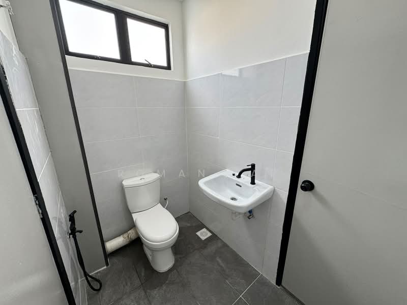 Rumah Teres 2 Tingkat untuk Dijual di Bukit Beruntung (Selangor) - Roman Yap - Bathroom - PropertyGuru.com.my
