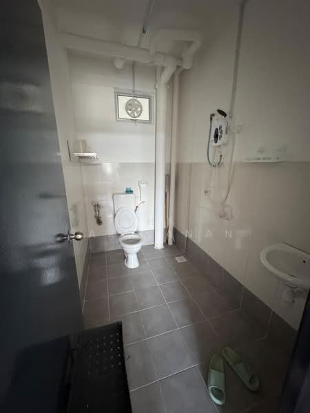 Flat for Rent at PANGSAPURI PULAI MUTIARA 3 - Sha Saravanan - Bathroom - PropertyGuru.com.my