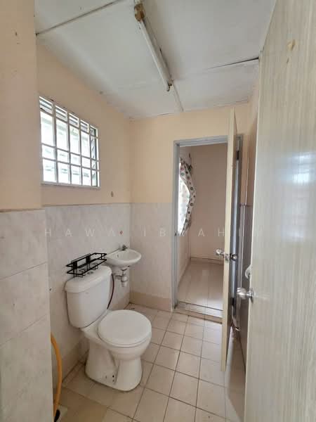Rumah Teres 2 Tingkat untuk Dijual di Bandar Baru Bangi (Selangor) - Hawa Ibrahim - Bathroom - PropertyGuru.com.my