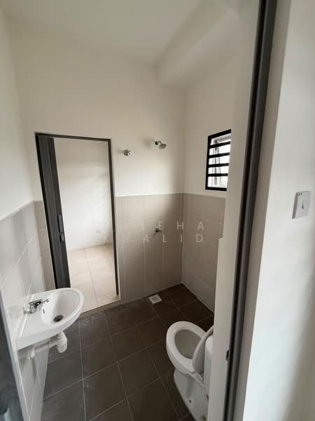 Terraced House for Rent in Banting (Selangor) - Zaleha Khalid - Bathroom - PropertyGuru.com.my
