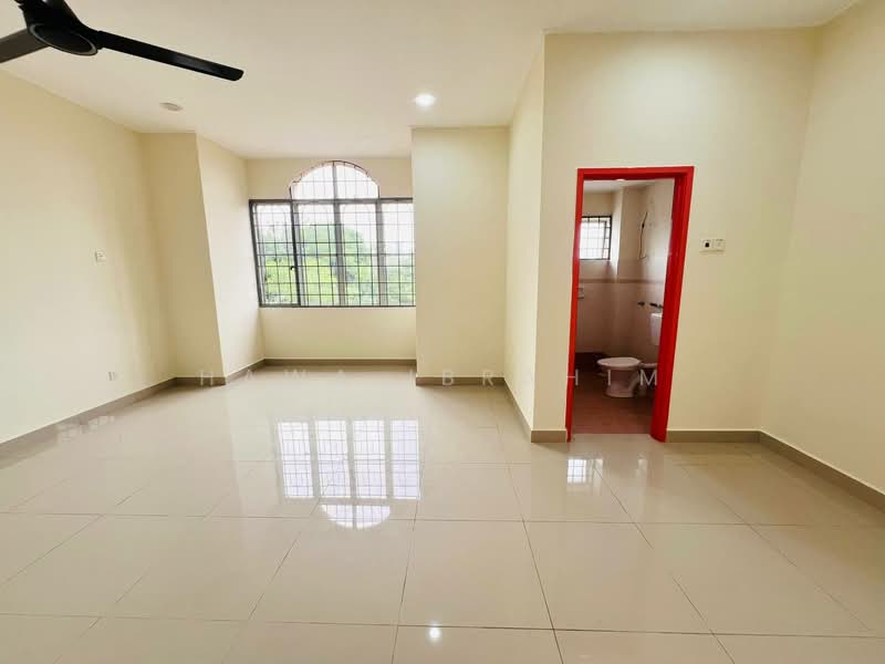 Rumah Teres 2 Tingkat untuk Dijual di Taman Pelangi Semenyih (Semenyih) - Hawa Ibrahim - Living Room - PropertyGuru.com.my