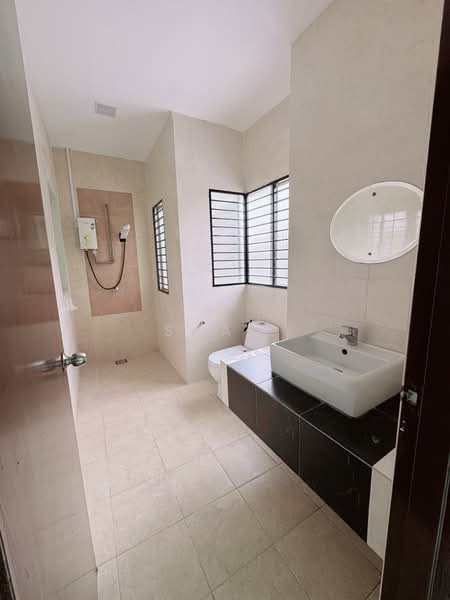 Rumah Berkembar untuk Dijual di Sutera Damansara (Damansara Damai) - Sha . - Bathroom - PropertyGuru.com.my