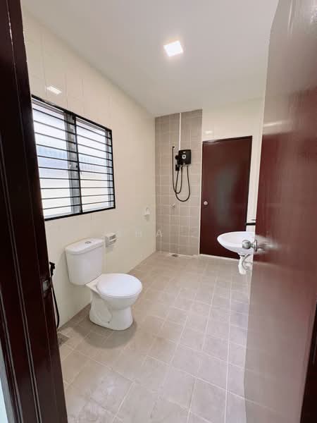 Rumah Berkembar untuk Dijual di Sutera Damansara (Damansara Damai) - Sha . - Bathroom - PropertyGuru.com.my