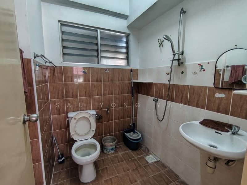 Pangsapuri untuk Dijual di Gembira Park - sau yong yap - Bathroom - PropertyGuru.com.my
