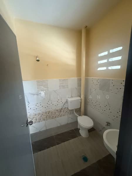 Factory for Rent in Bukit Sentosa (Rawang) - Sephine Kang - Bathroom - PropertyGuru.com.my