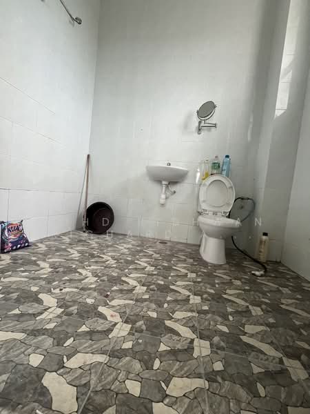 Semi-Detached House for Sale in Sepang (Selangor) - Mohd Ridhwan Richard Abdullah - Bathroom - PropertyGuru.com.my
