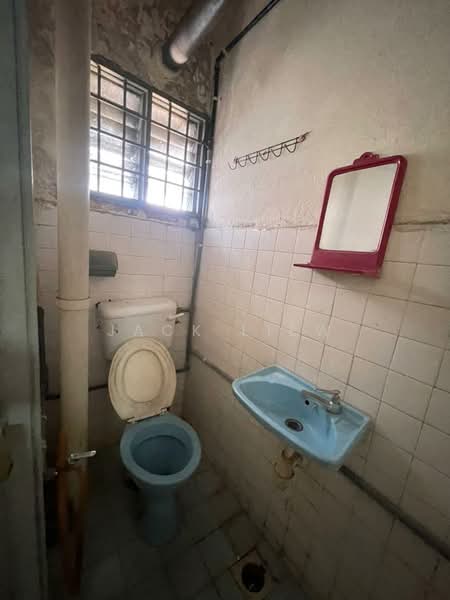 Pangsapuri untuk Dijual di Taman Daya Shop Apartment - Jack Liew - Bathroom - PropertyGuru.com.my