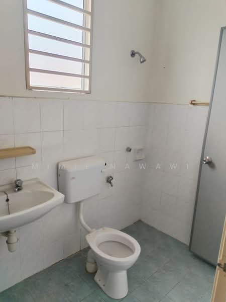 2-storey Terraced House for Sale in Beranang (Selangor) - Mimie Nawawi - Bathroom - PropertyGuru.com.my